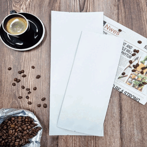 무지 화이트 색상의 무광 표면으로 커피 원두 500g을 담을 수 있는 M방 커피봉투
